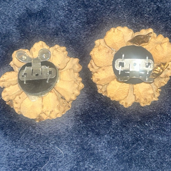 Vintage leather flower clip on earings - Picture 4 of 7